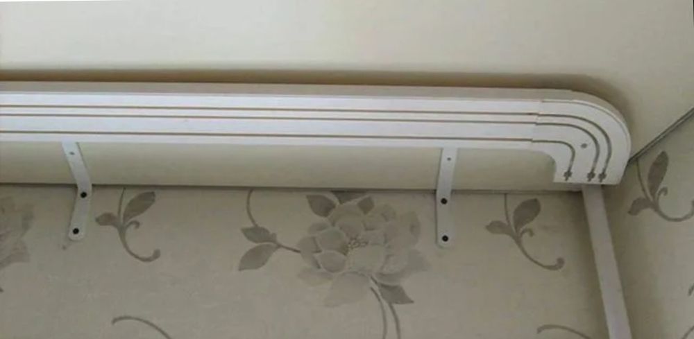 Установка потолочных карнизов