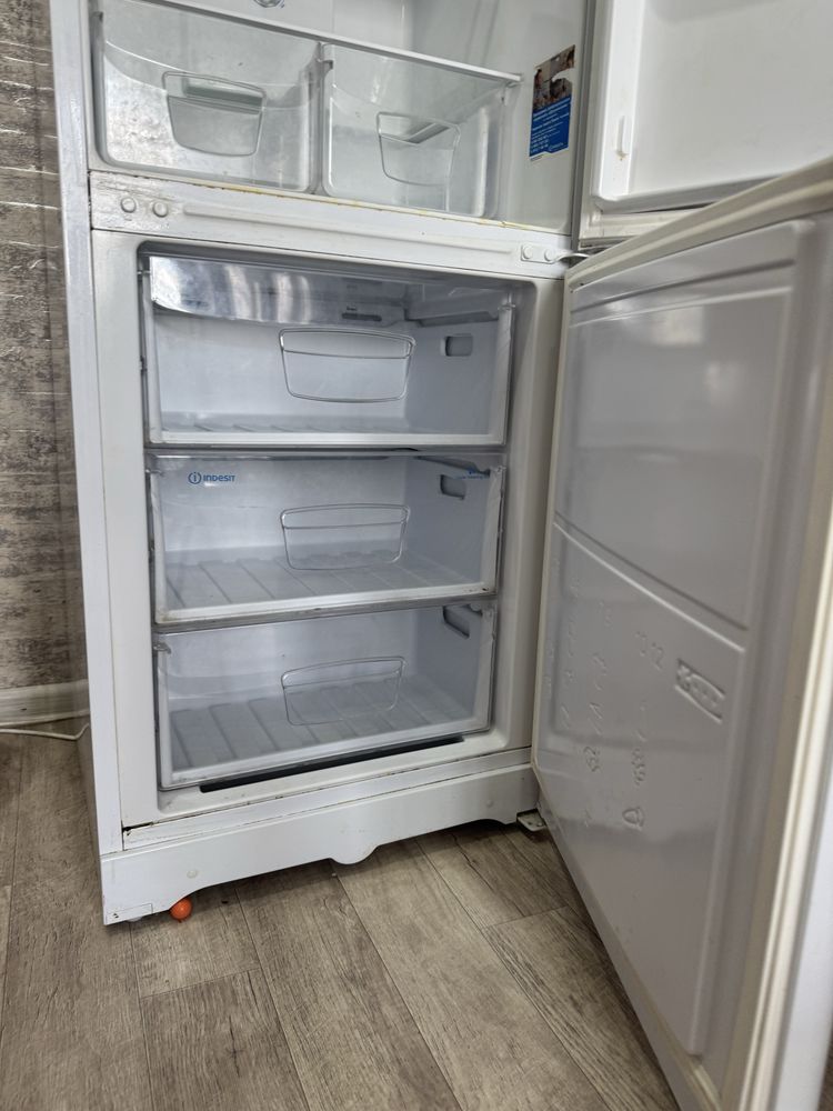 Продам холодильник Indesit