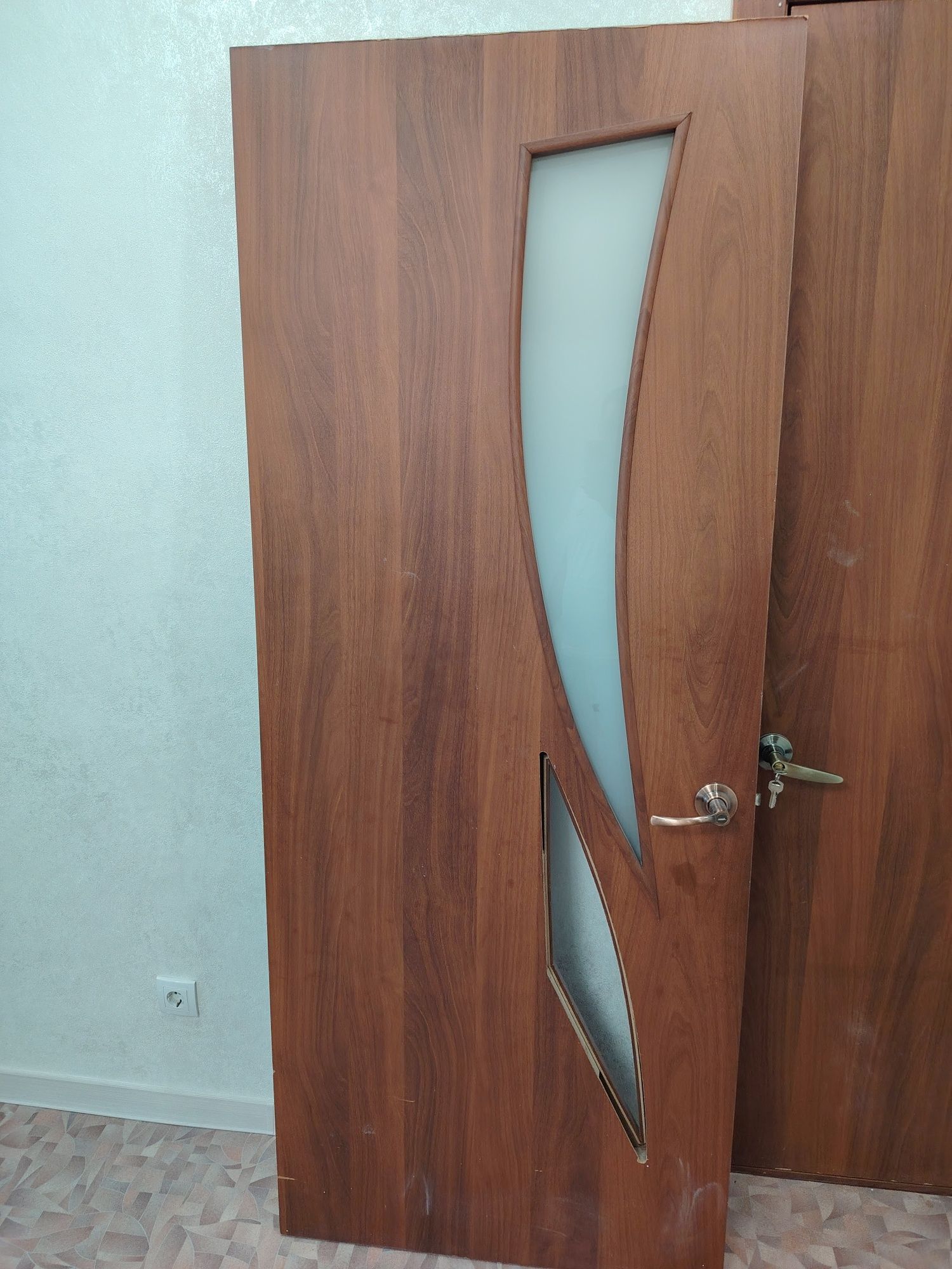 Продам межкомнатную дверь размер 90см
