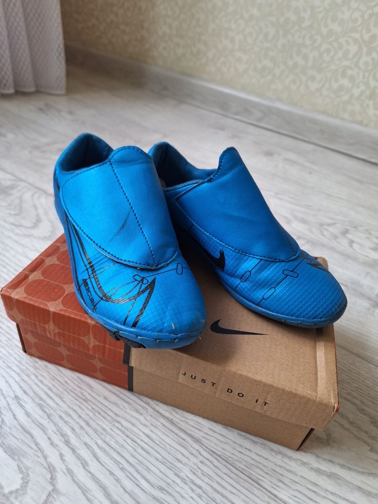 Продам футбольные бутсы 5000