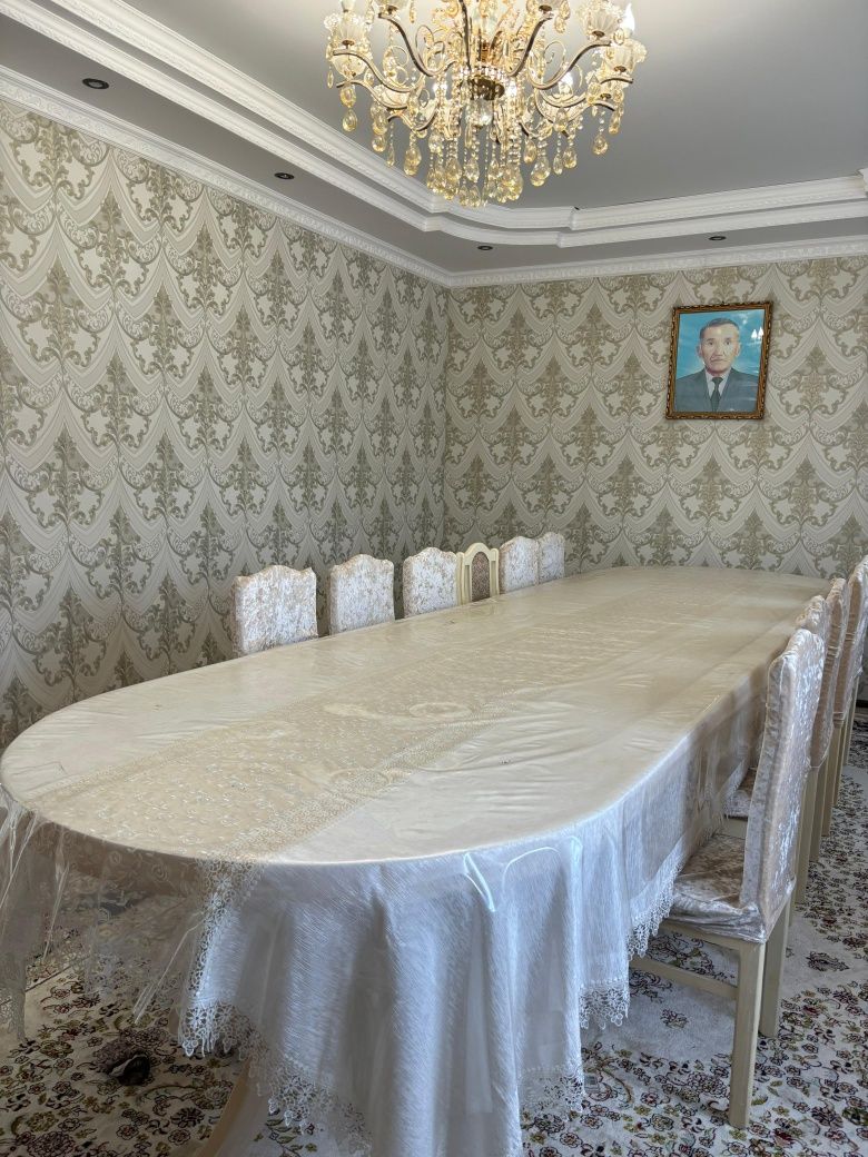 Кровать гостинный стол