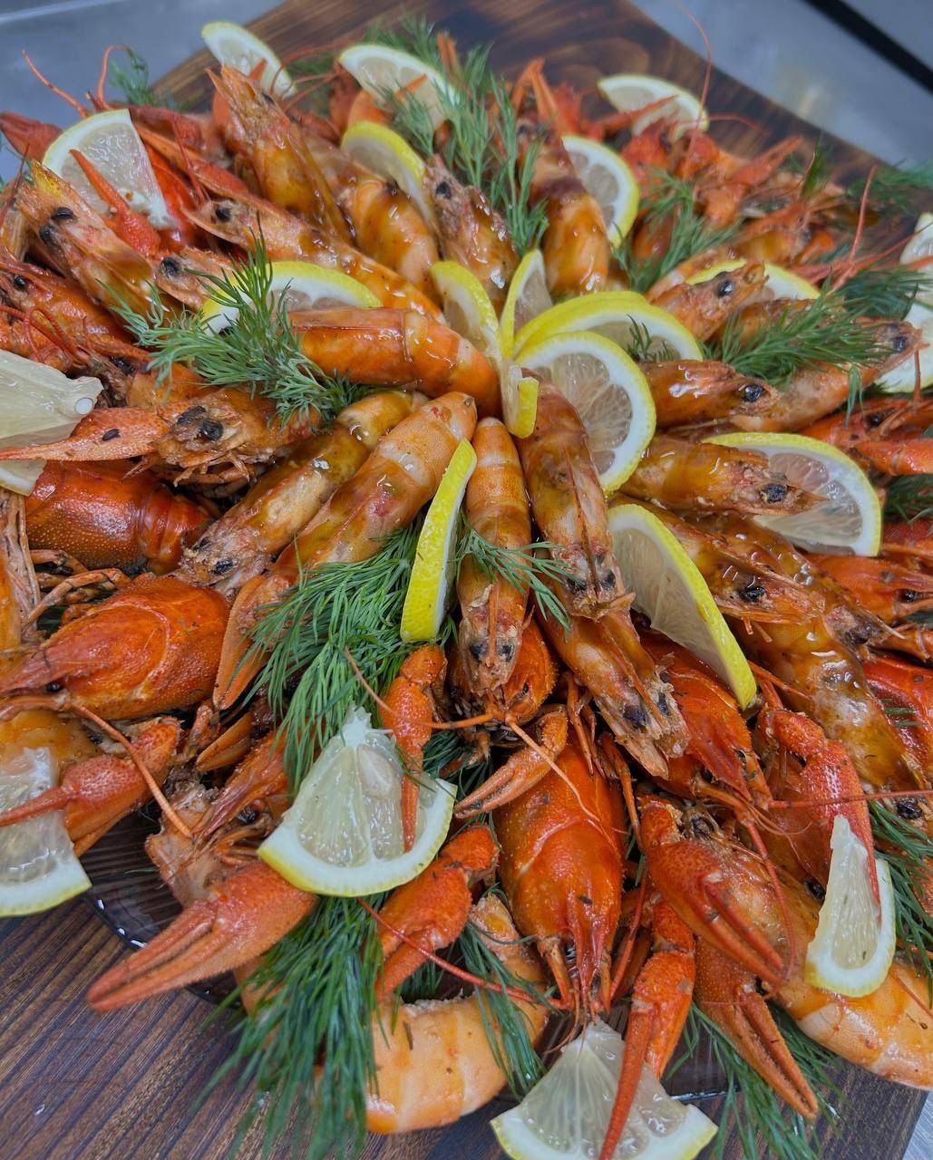 Морепродукты на заказ, морские сеты и жареные креветки, мидии и Осмино