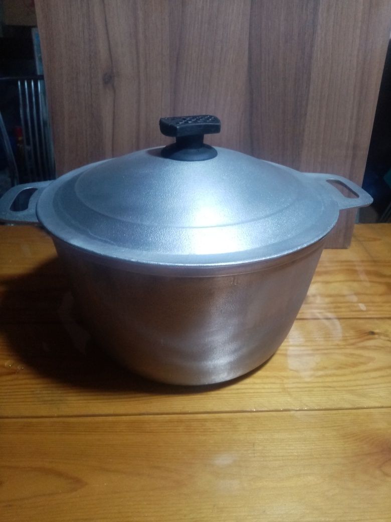 Казан 10 литров+пловник в подарок.