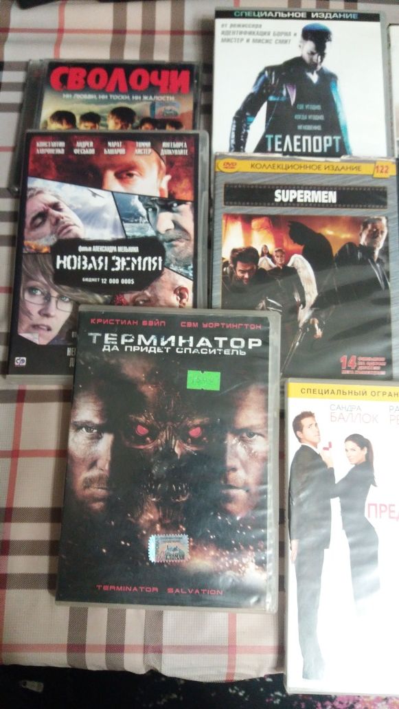 DVD и CD диски с фильмами