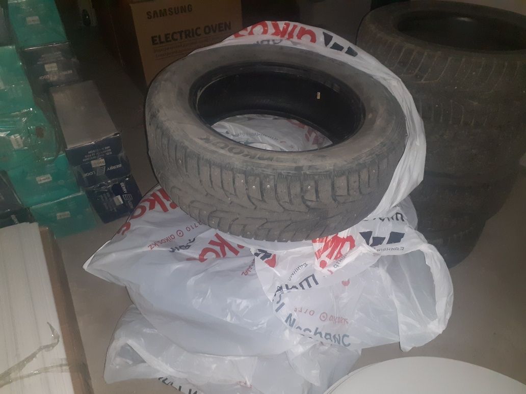 Продам два комплекта б/у резины.