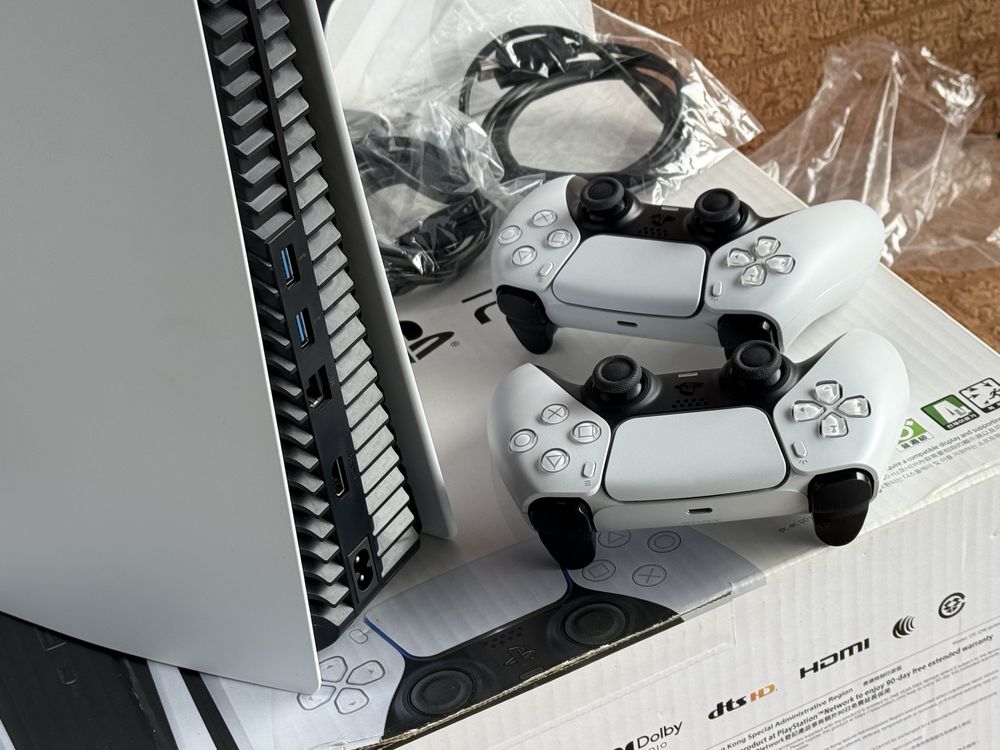 Новый Sony PlayStation 5 включали 2 раза один джойстик,коробка Ps 5