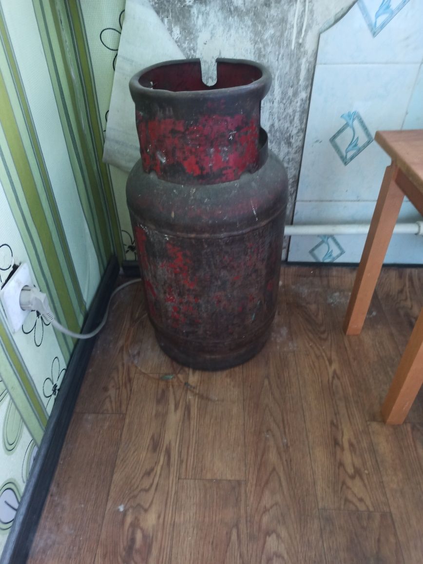 Продам газовый балон 2 шт. Частично заправленные