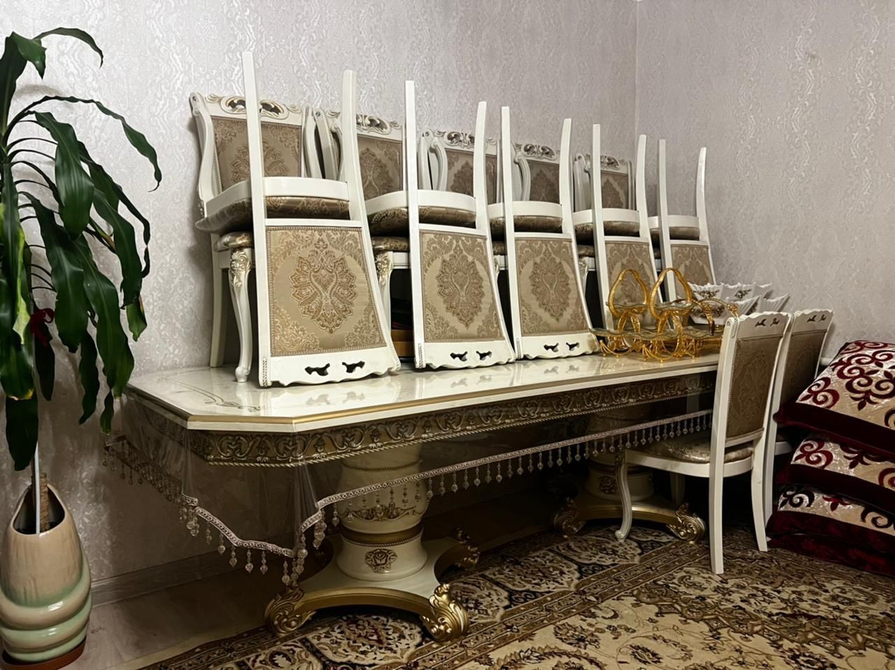Стол со стульями