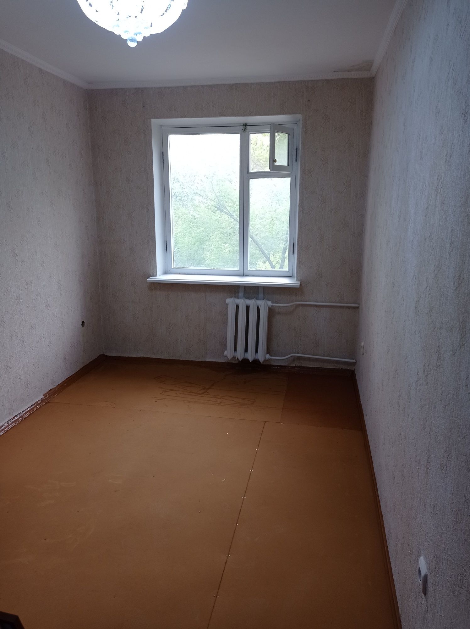 Продам квартиру трехкомнатную