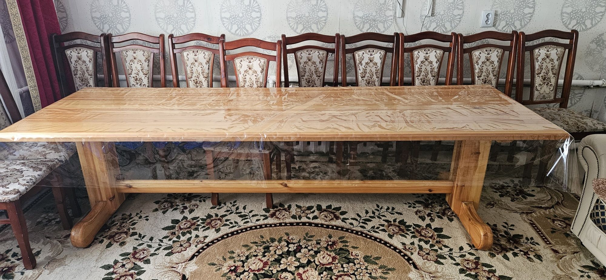 Стол в гостинную +стулья мягкие