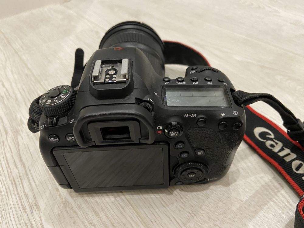 Продается Фотоаппарат Canon 6d mark ii  и обьектив (набор)
