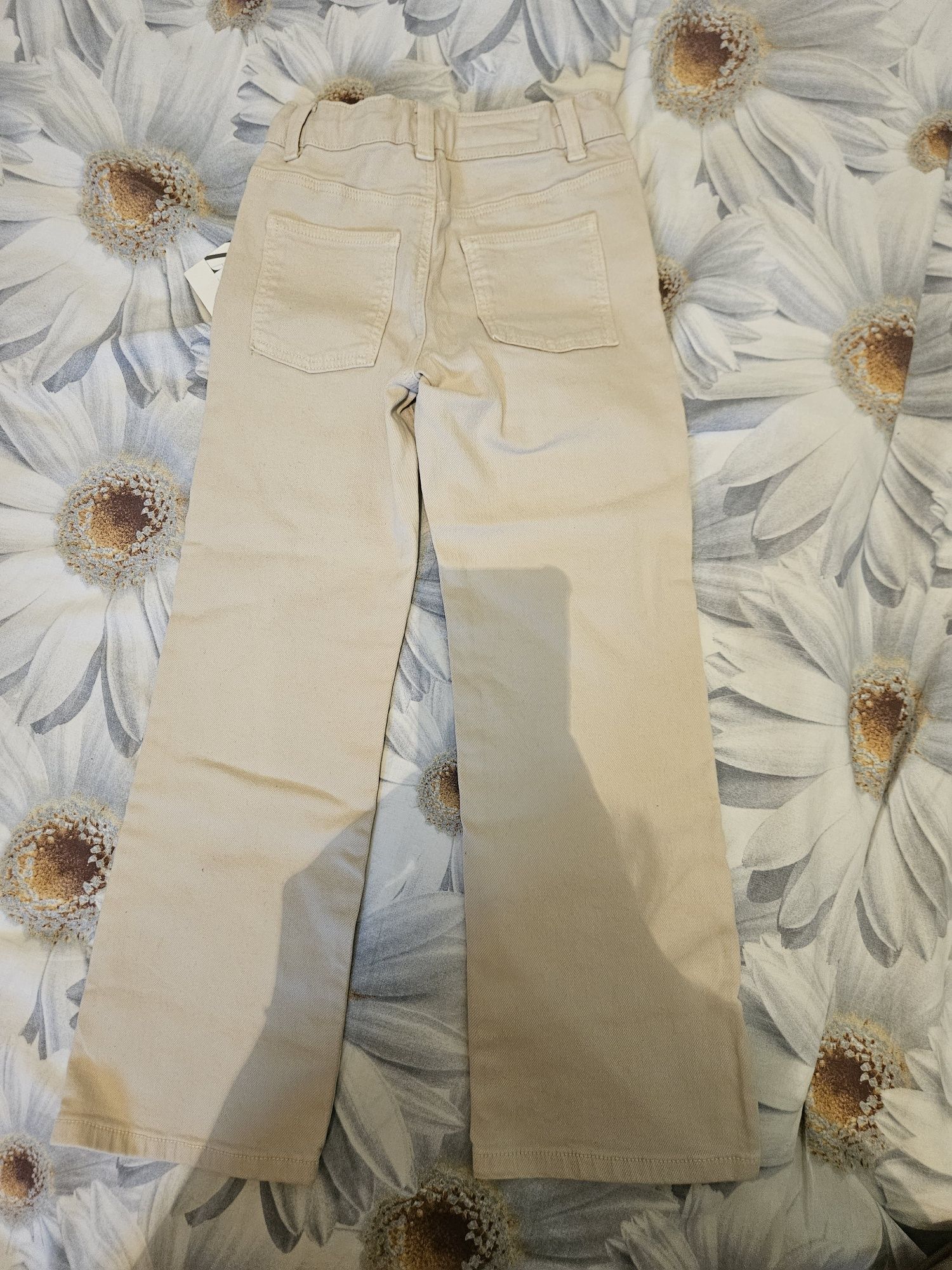 Джинсы, красивого кремового цвета, Zara