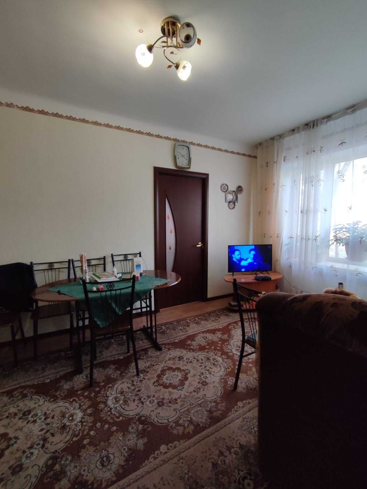 Продам 2 комн. срочно  старый часть возле колхозного рынка