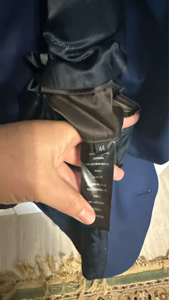 Срочно недорого продам костюм. В отличном состоянии