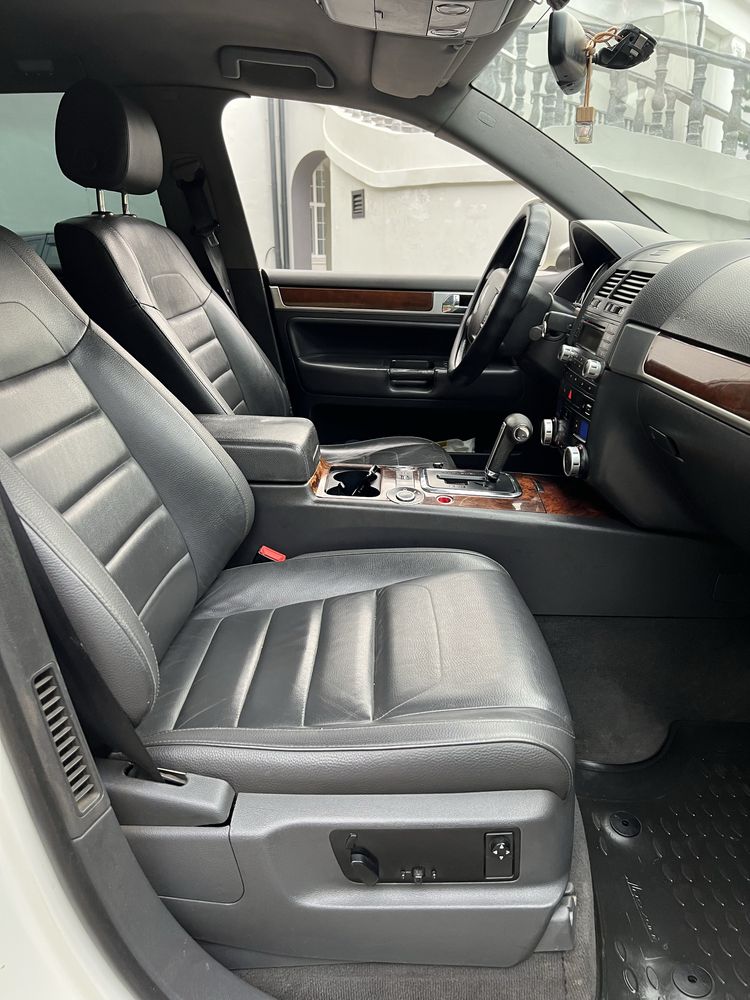 Кроссовер!  Volkswagen Touareg!! Полный привод !! В шикарном белом цве