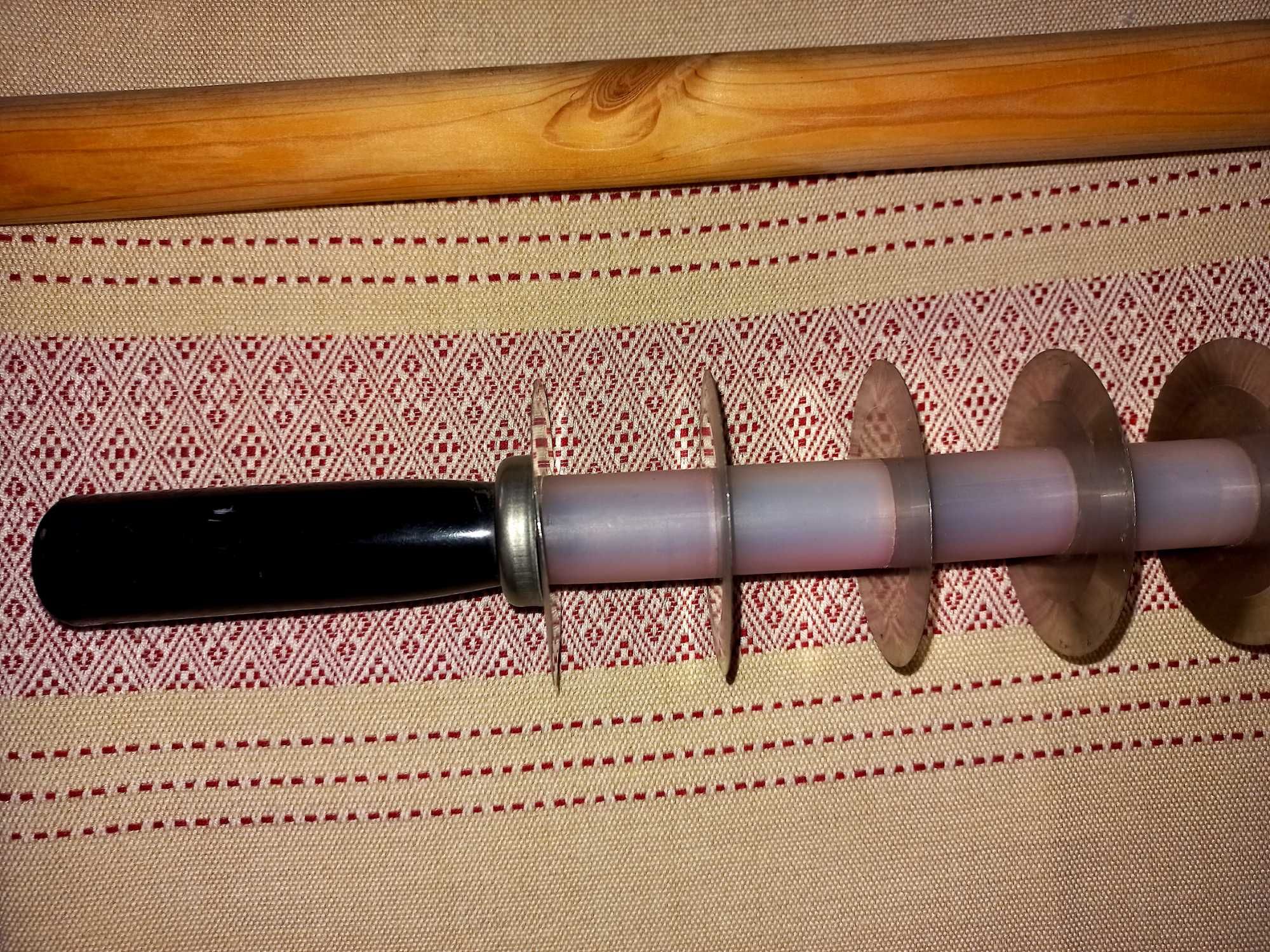 Скалка с ножами и скалка деревянное