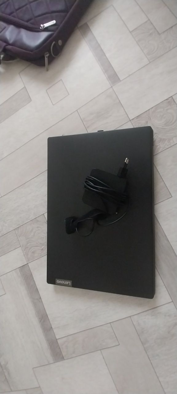 Ноутбук в робочим состоянии и почти новый. Ноутбук Lenovo с зарядкой и