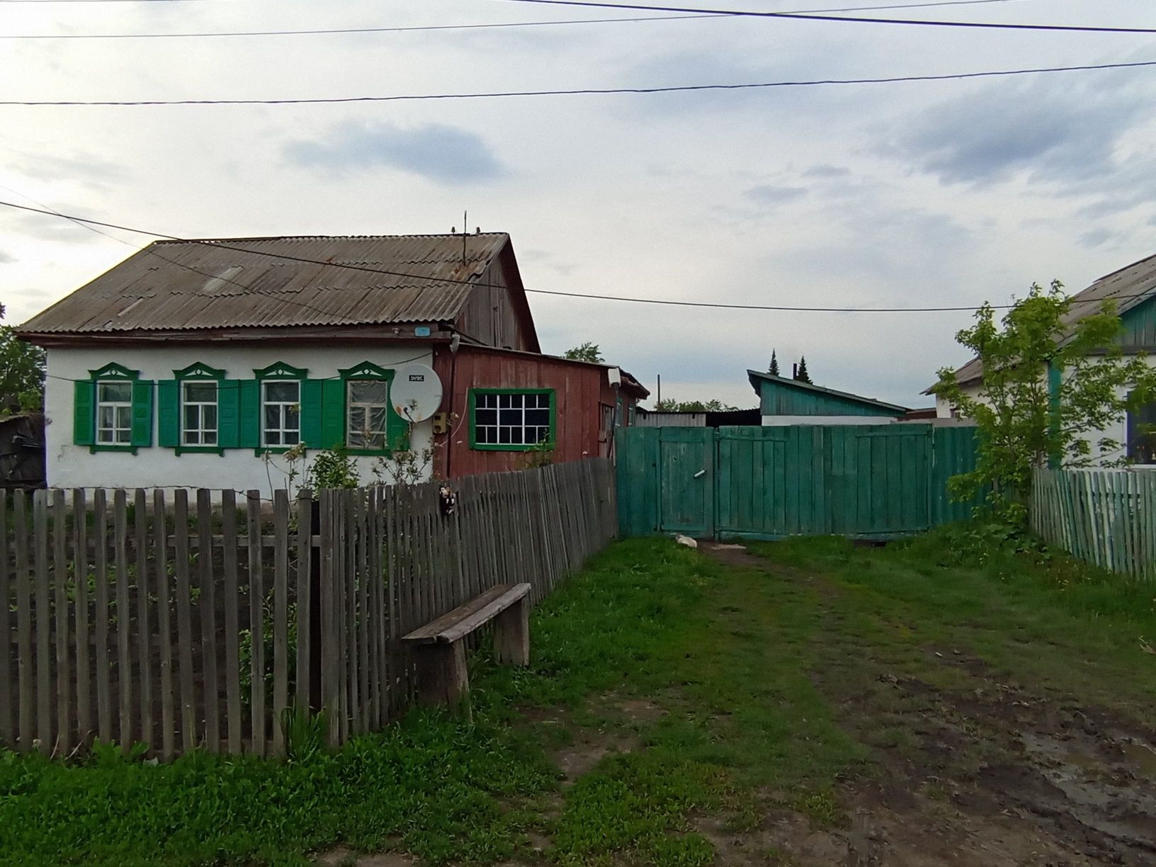 Продам тёплый шпальный дом.