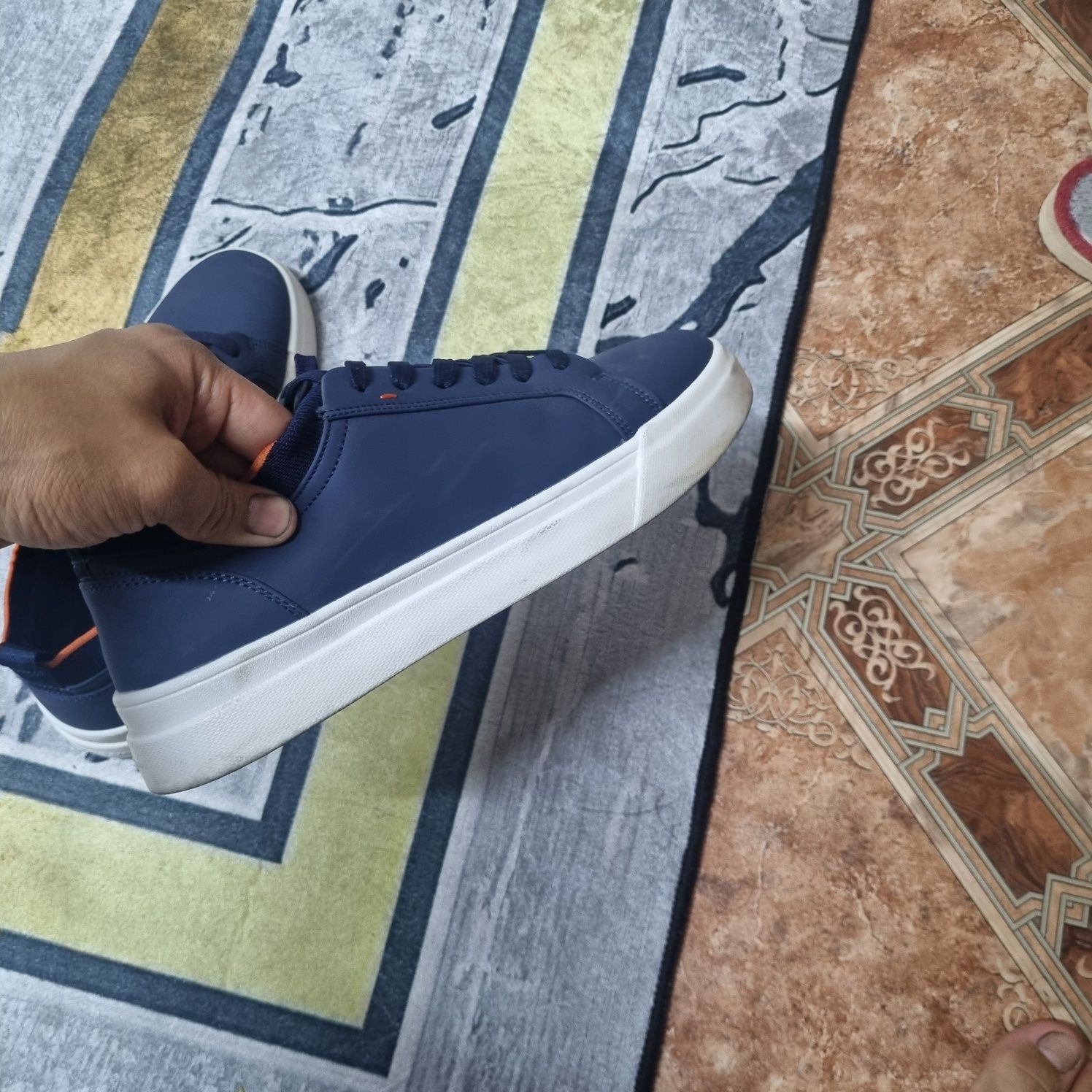 продам кроссовки santoni 43 размер