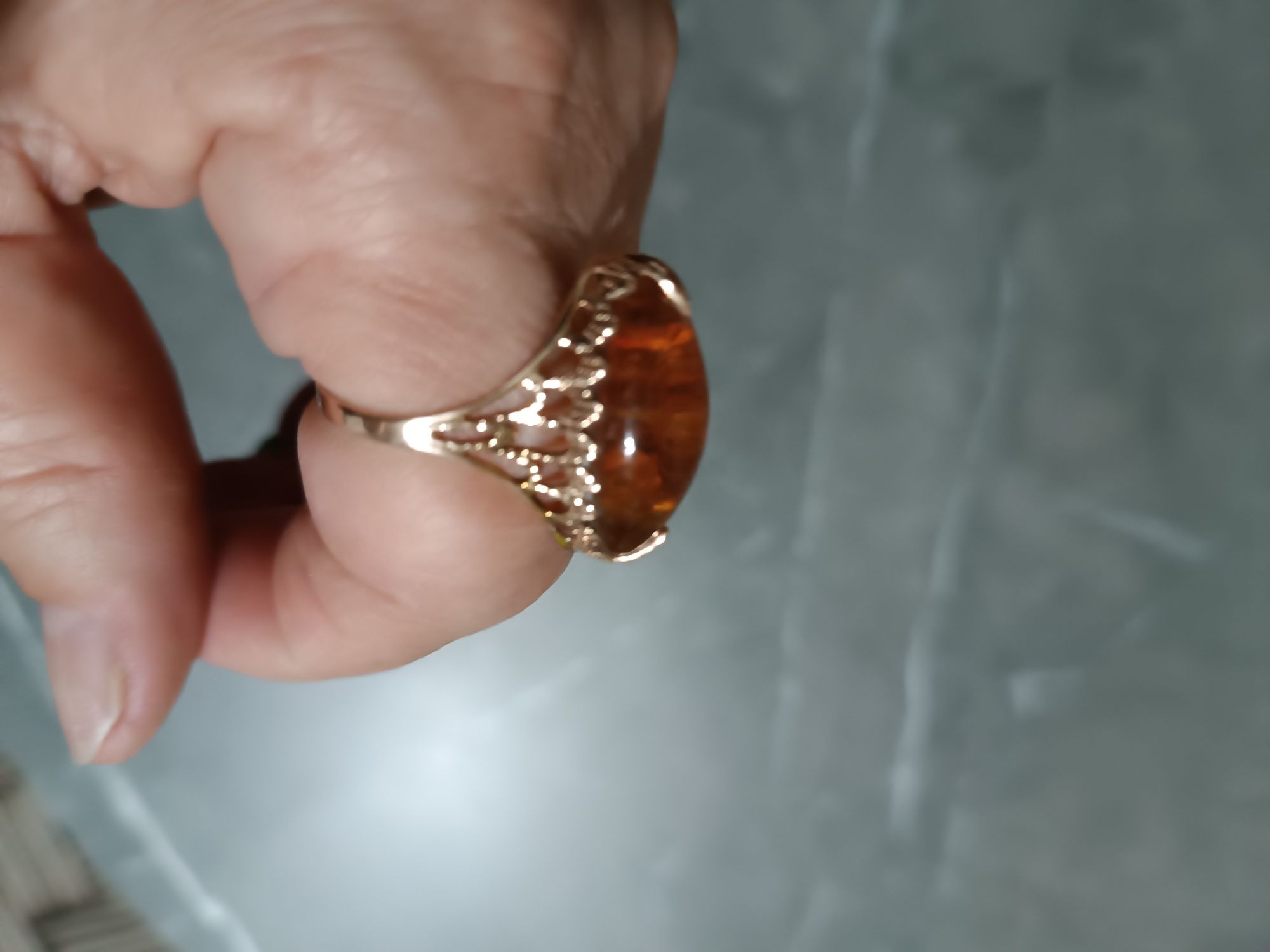 Продам золотое  кольцо с камнем ,камень янтарь,. кольцо почти новое,.