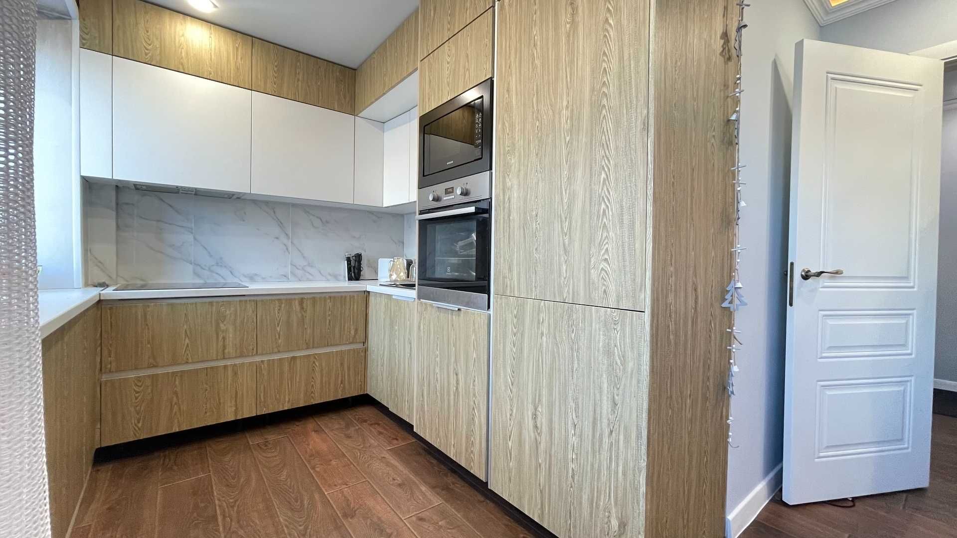 Продам 3 ком. в центре города. кафе мороженое
