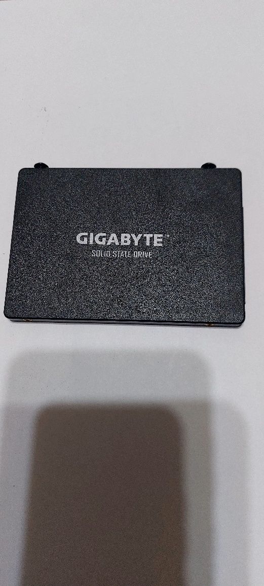 Продам жесткие диски и видеокарту 
Жёсткий диск на 500 гб
SSD 240 Гб
В