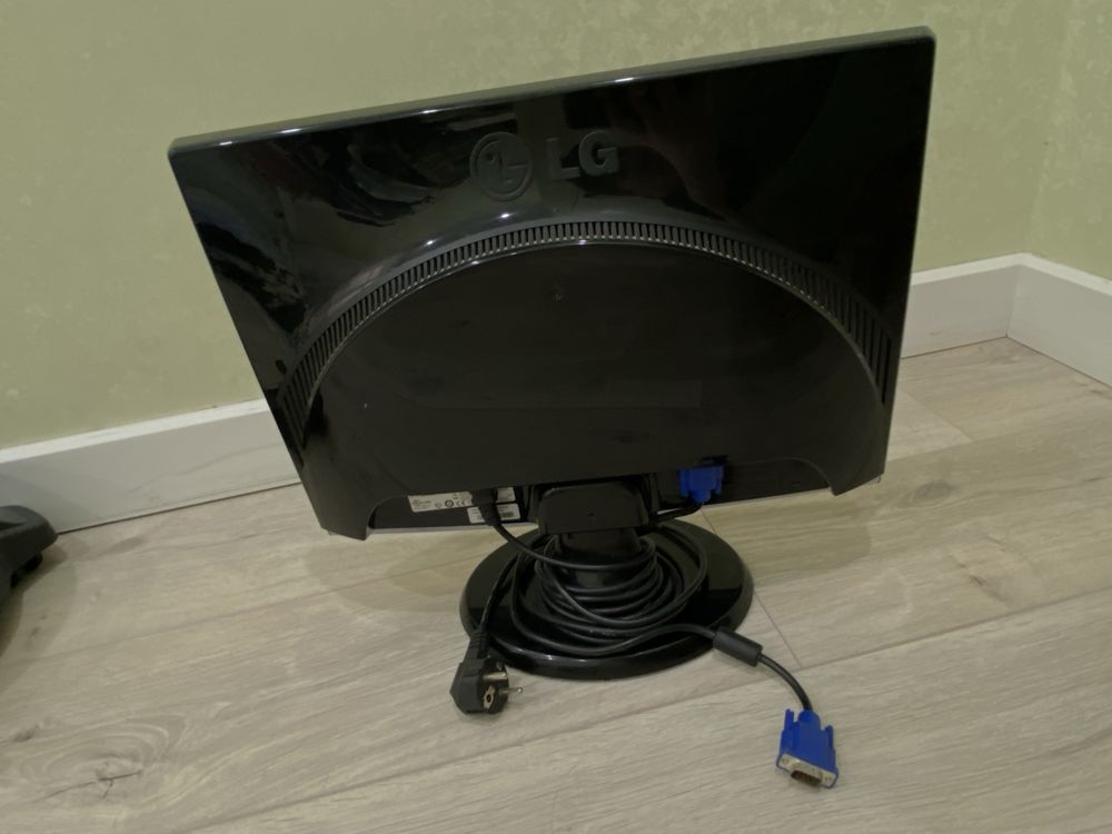 LG Монитор 60Hz 19*
