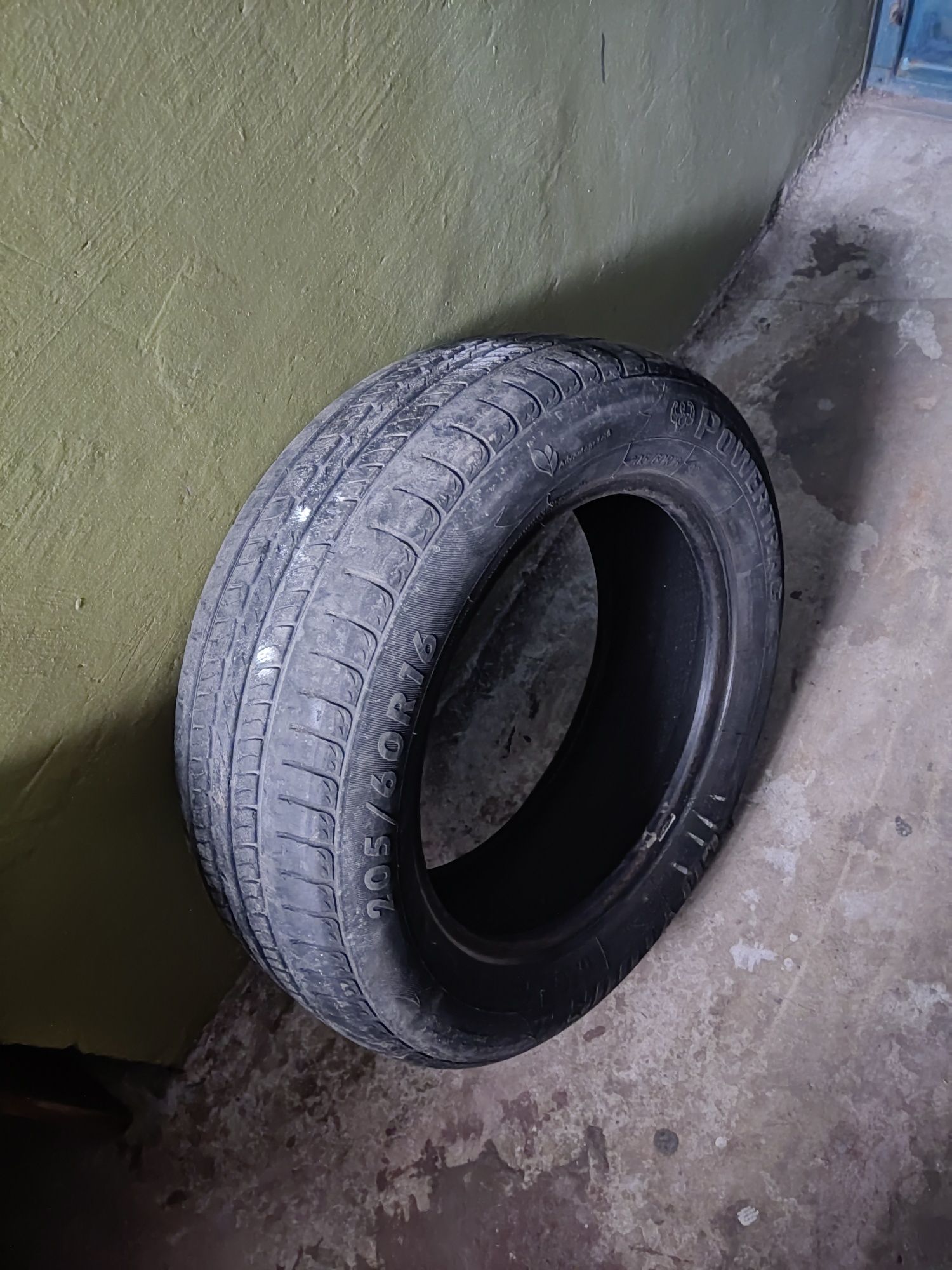 Продам 2 резины на 16 . Каждая по 5 тыс, на сезон смело хватит
