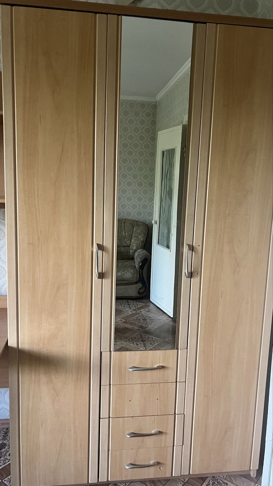 Продам шкаф плательный 3-дверный