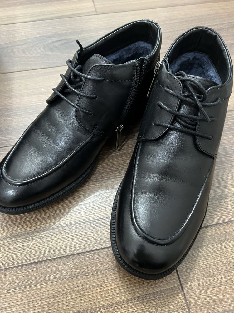 Продам мужские зимние ботинки 39 размера