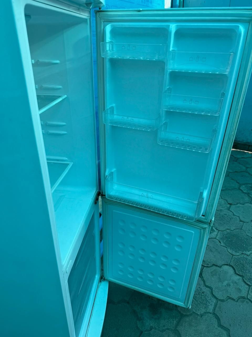 Холодильник б/у состояние хорошее, работает