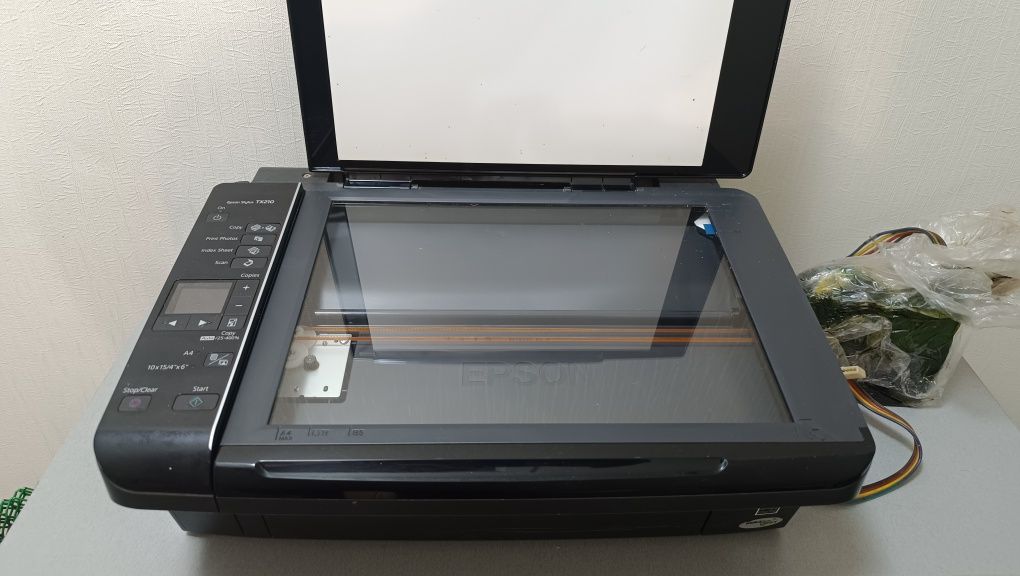 Продам МФУ Epson Stylus TX 210 на запчасти