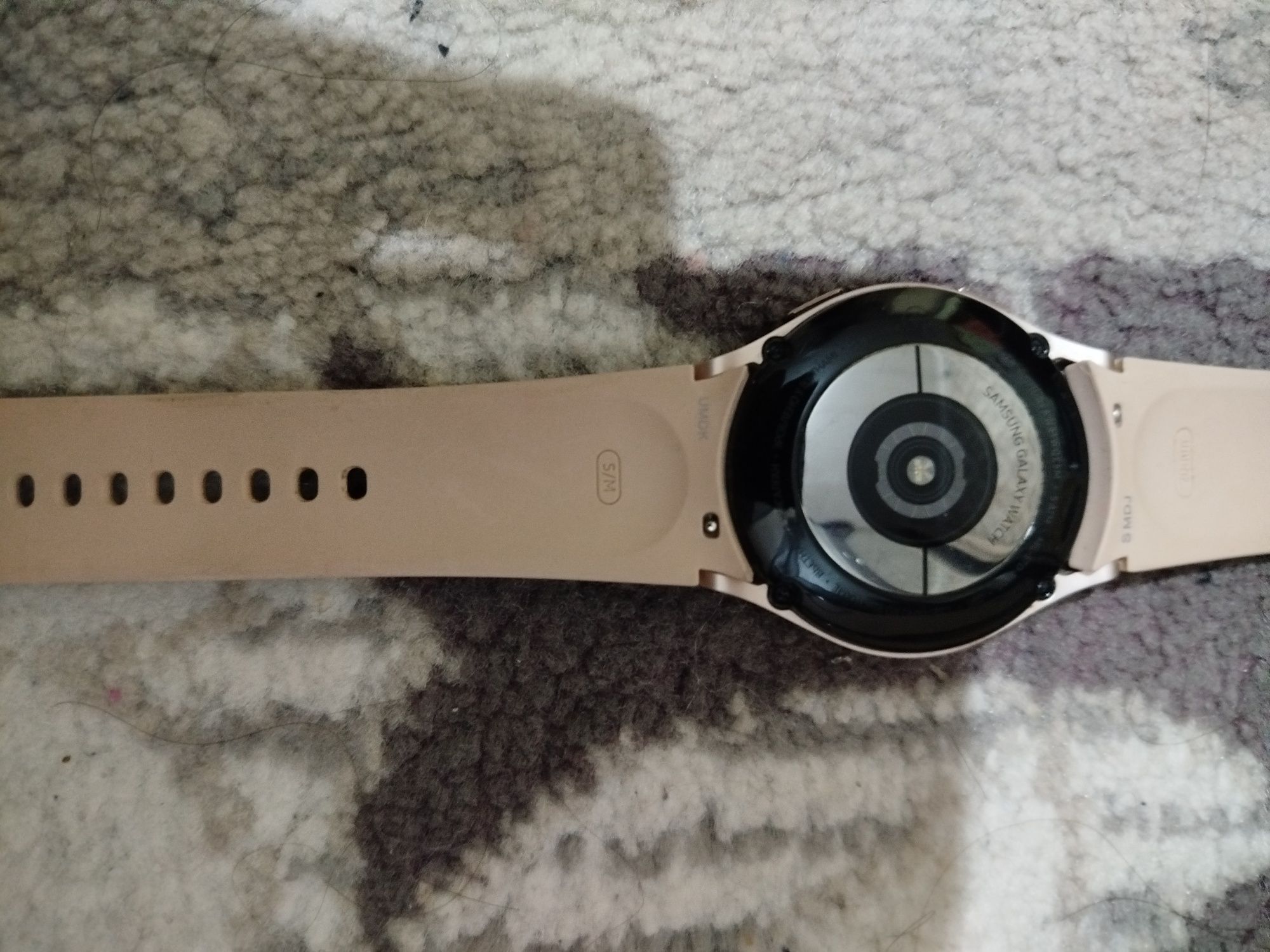 Продам Samsung Galaxy watch 4 в хорошем состоянии