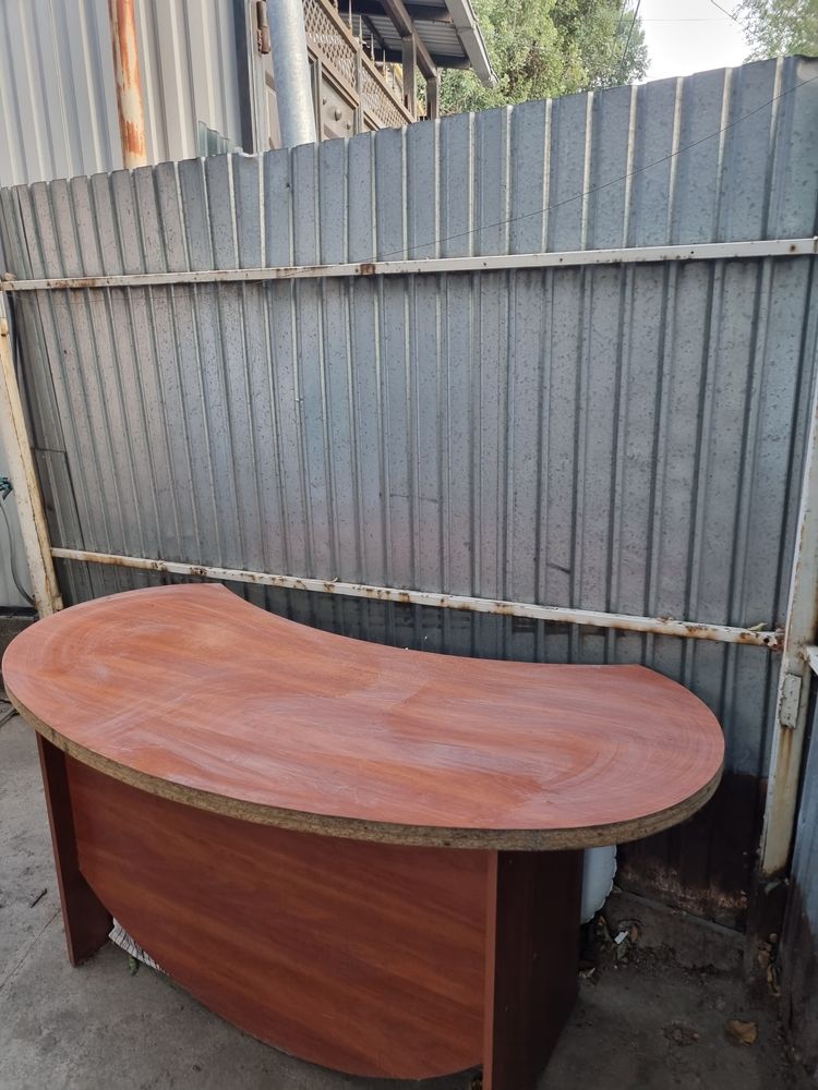 ПРОДАМ  срочно диван и стол