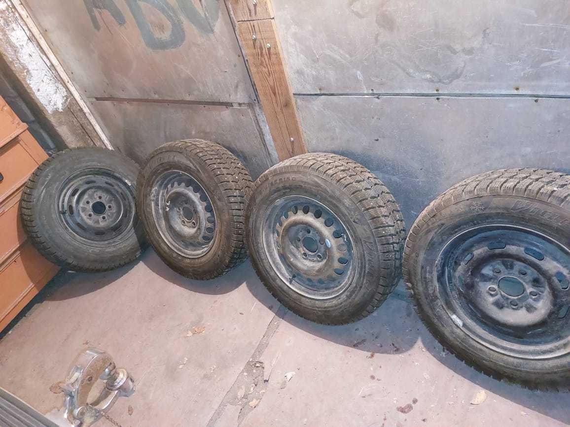 К-т новых шипованных шинViatti 215/65/R15C усиленные с железных дисках