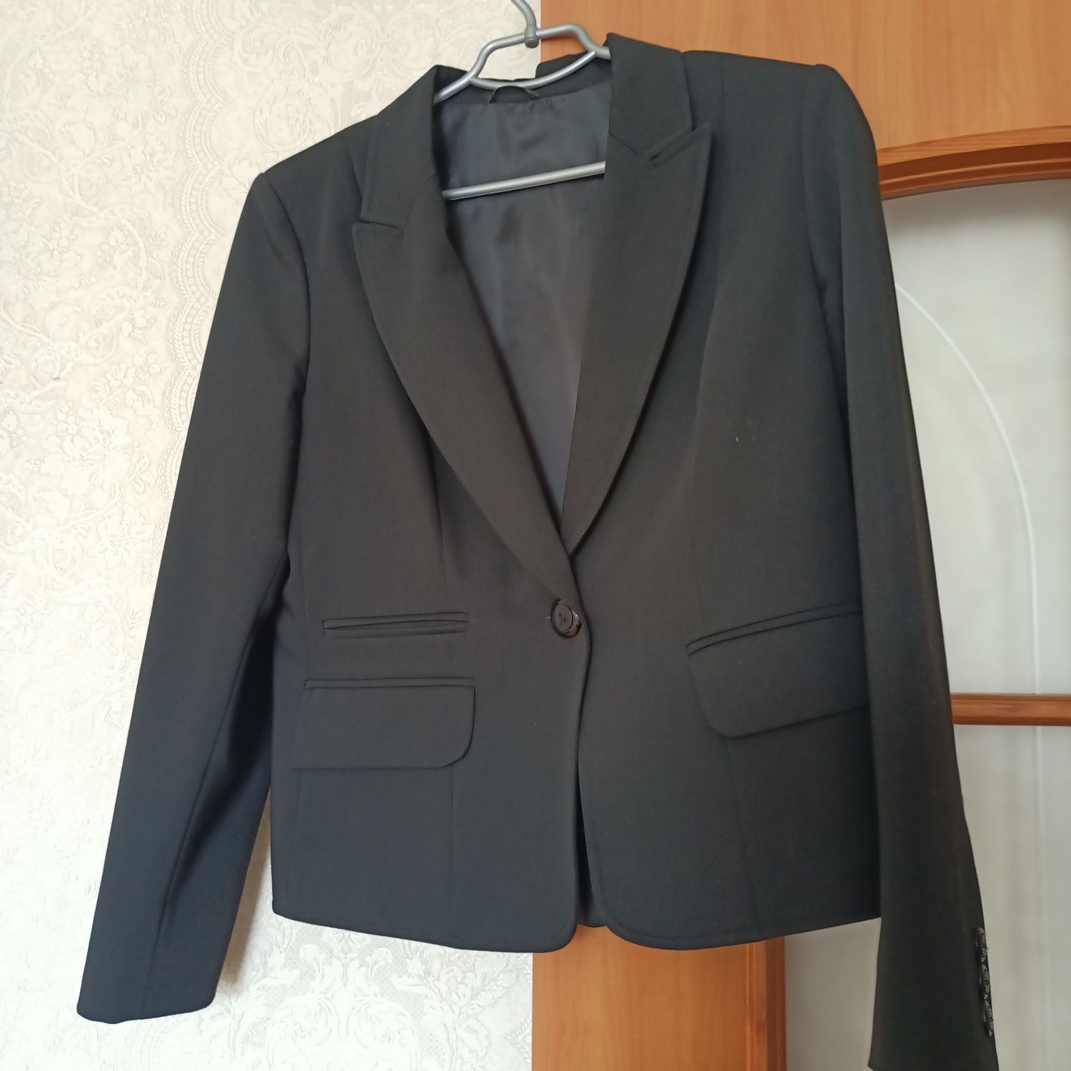 Продам женские пиджаки