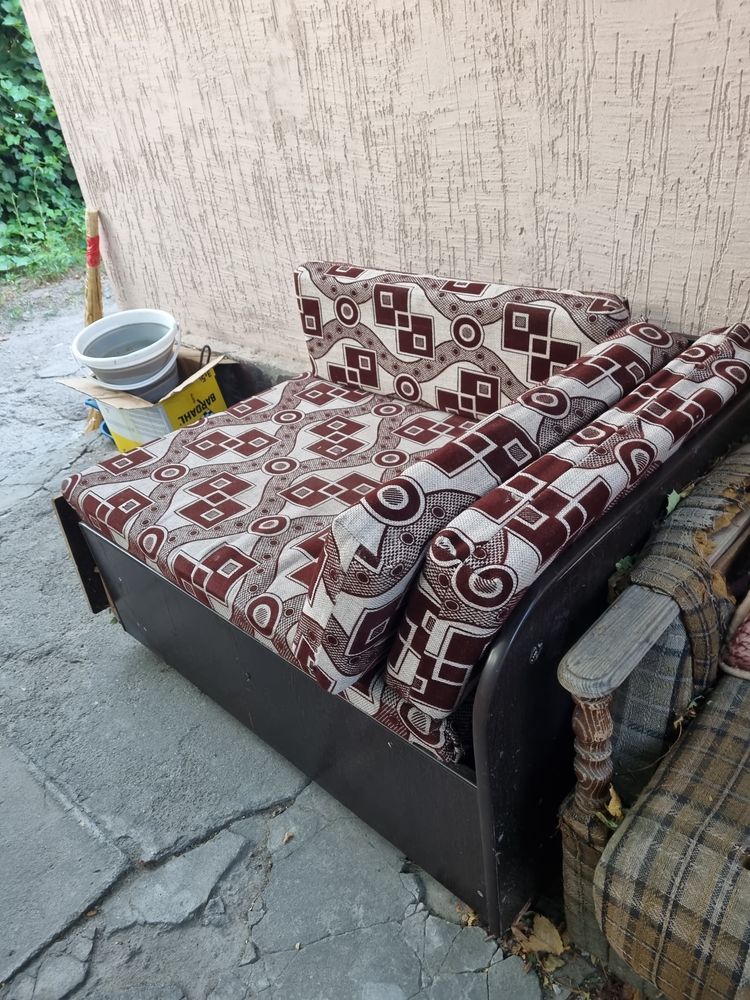 ПРОДАМ  срочно диван и стол