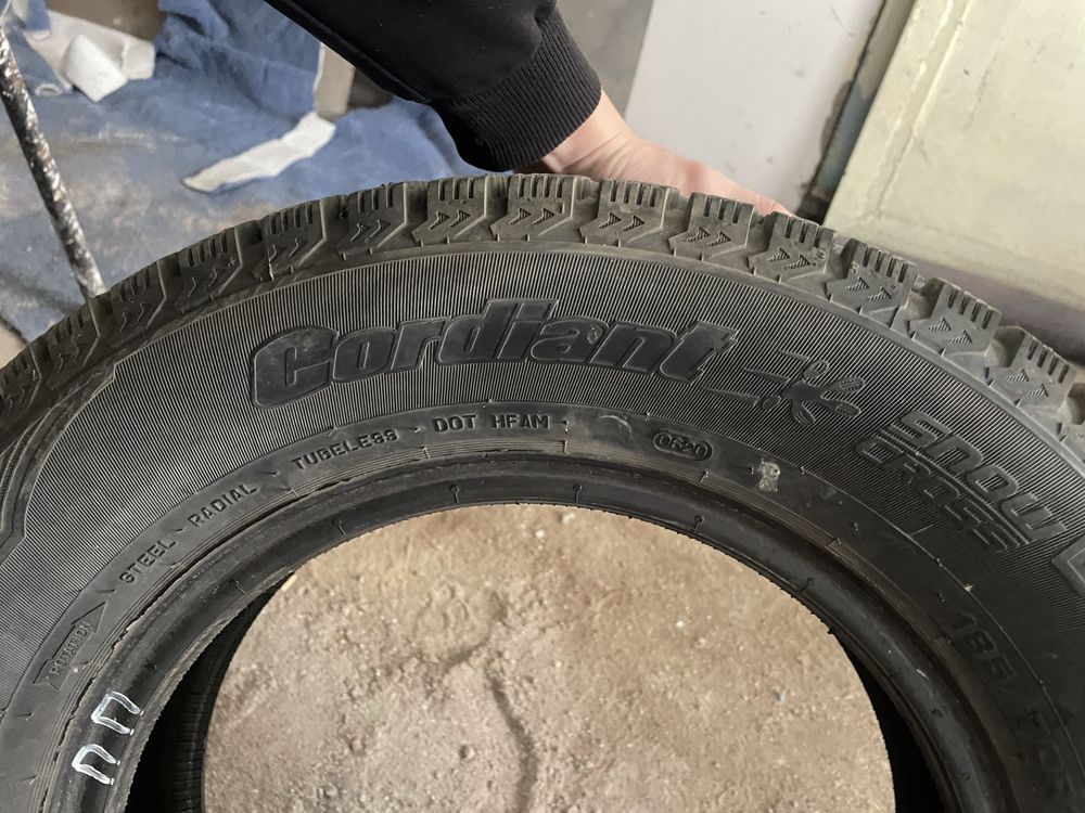 Продам зимные (шипы) шины 185/70R14