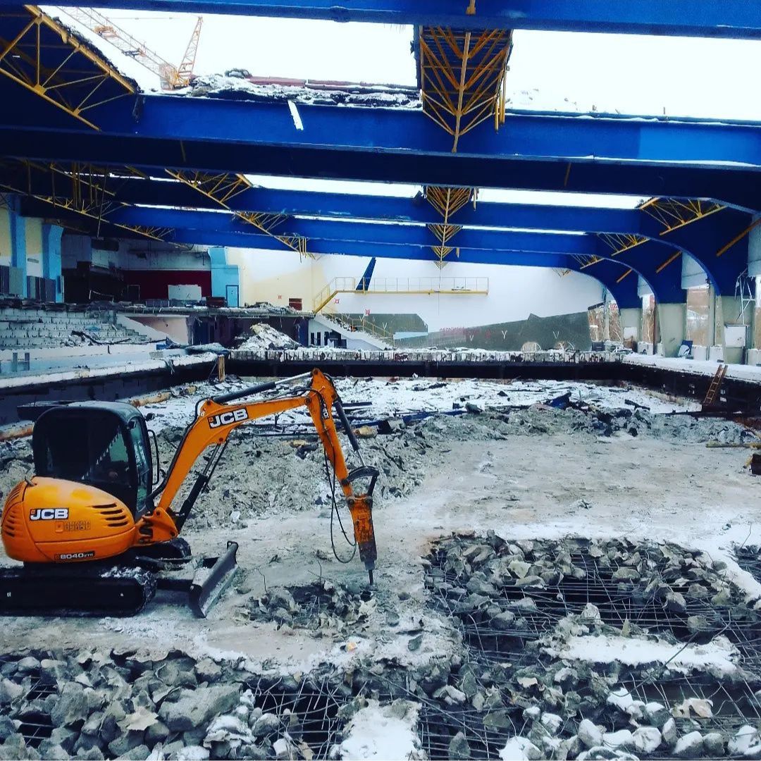 Демонтаж разрушения стены стяжки