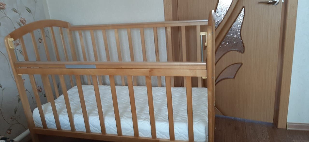Продаю детскую кроватку с матрасом