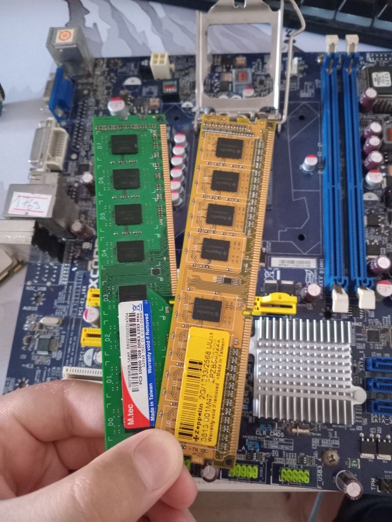Core i 3 530 Матеренскии плата  FOXCONN 2×2 DDR3 1333 мгц