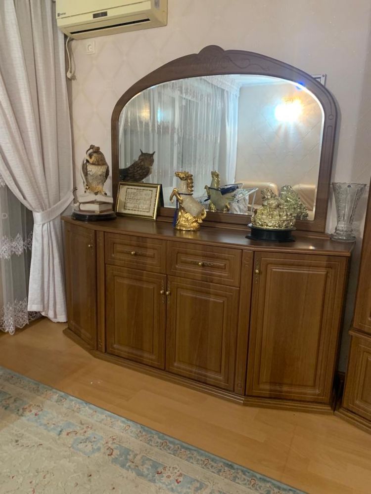 Продам стенку и комод с зеркалом в гостиную  Цена за оба