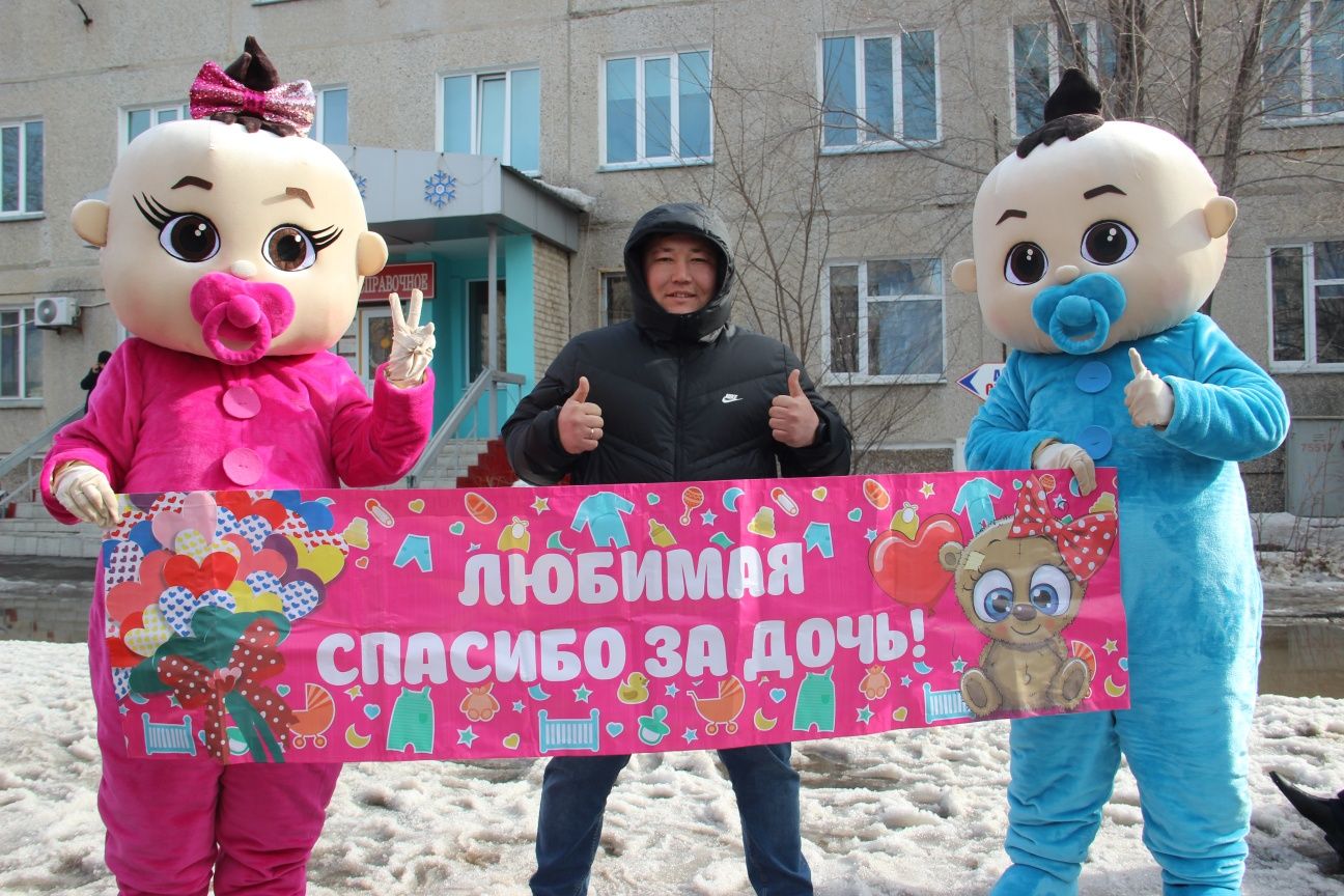 Яркий Новинки 2 Мишки поздравление... Выписка и з роддома. Предложение
