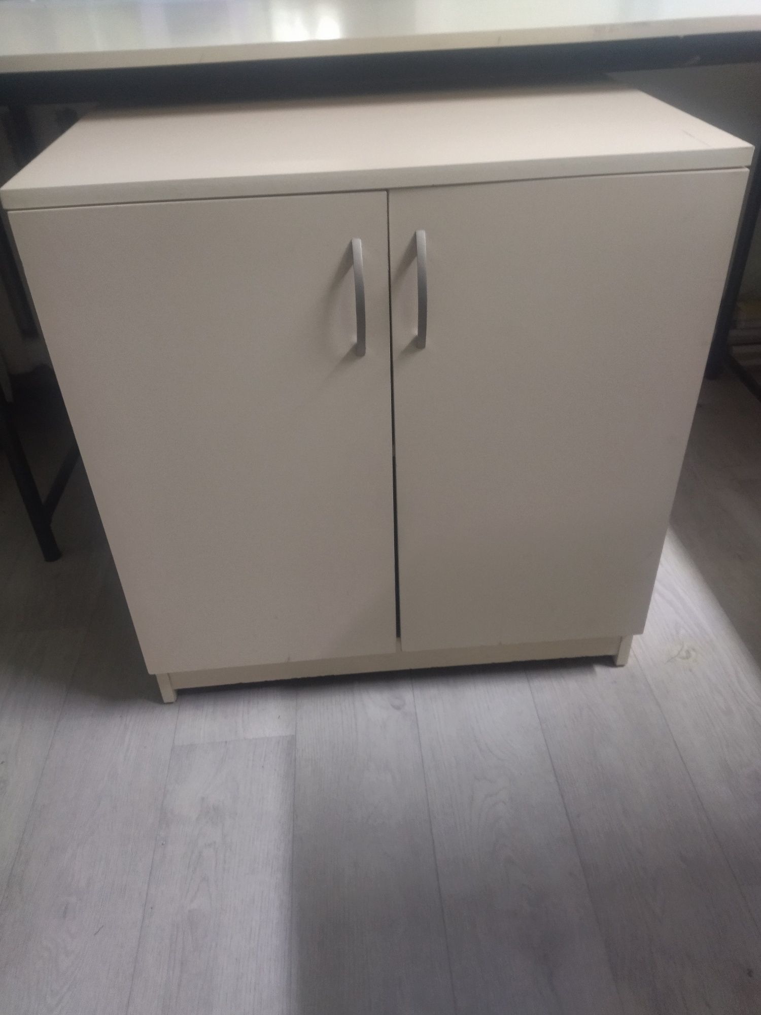 Продам швейное оборудование- столы 5 шт.. Тумбы- 5 шт., столы закройны
