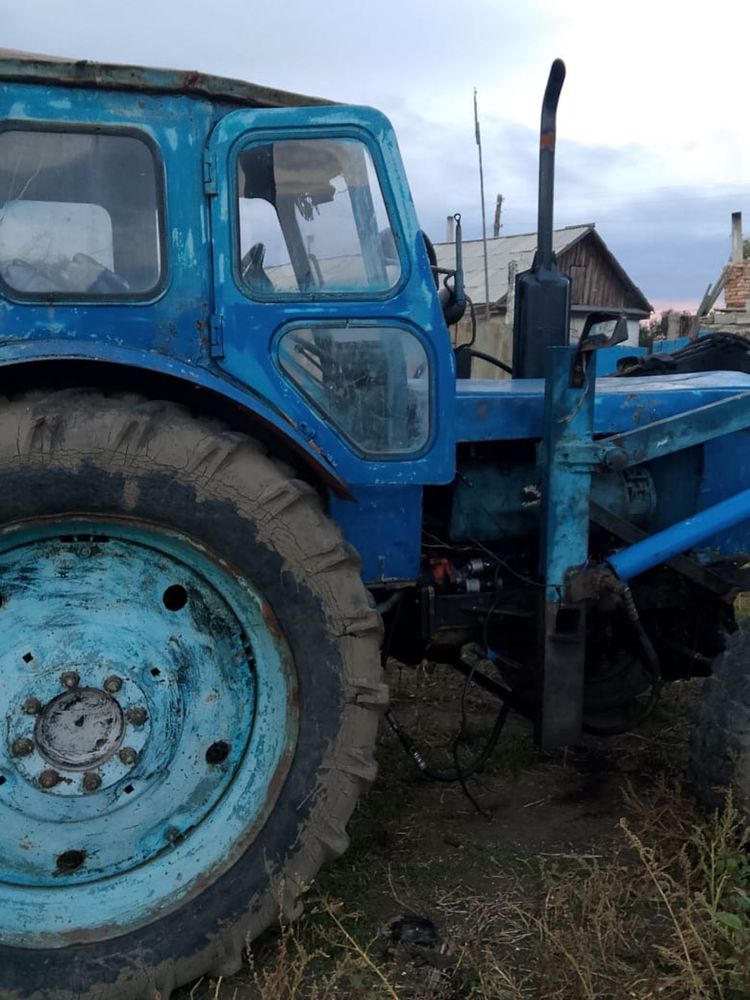 Трактор на ходу