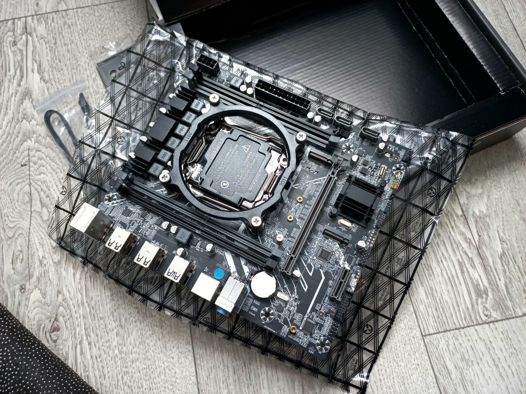 Продам материнскую плату Atermiter X99 D4, сокет 2011-3!