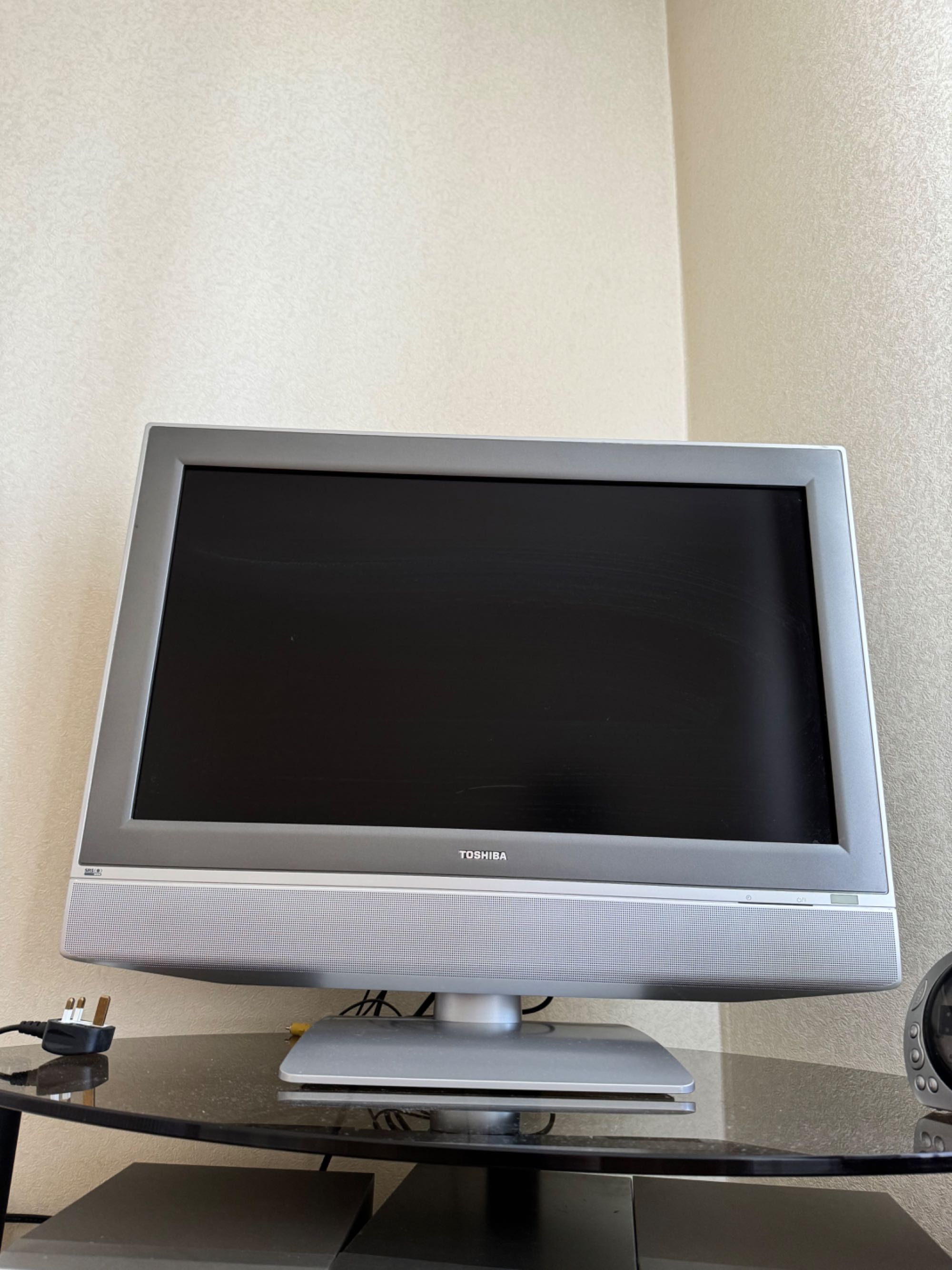 Комплект телевизор Toshiba, музыкальный центр JVC и столик.