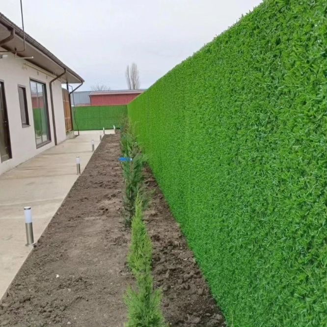 Зелёный забор огражден, изгородьие из сетки рабицысетка рабица