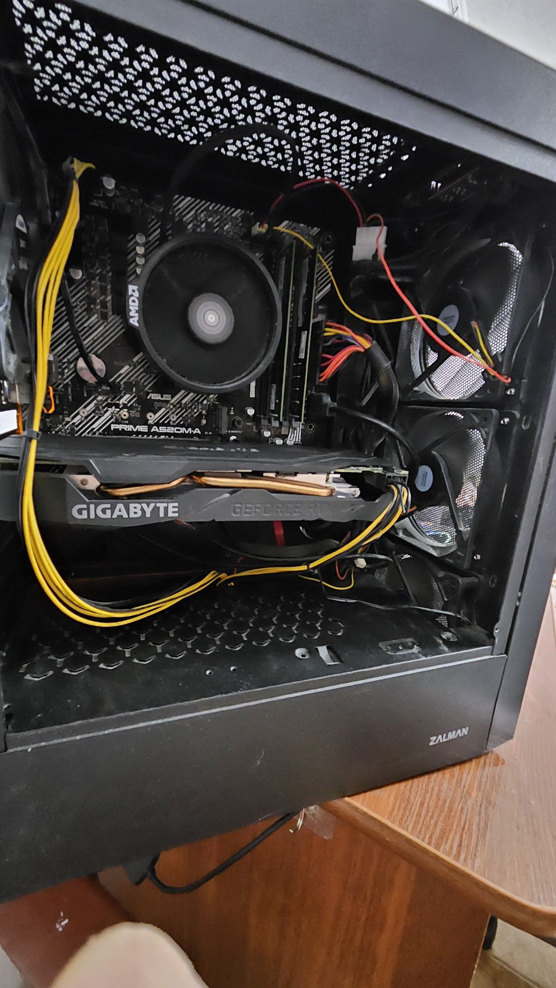 Игровой компьютер в отличном состоянии.
Процессор ryzen 5 3600 
Видеок