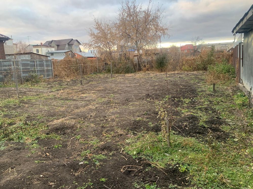 участок с постройками